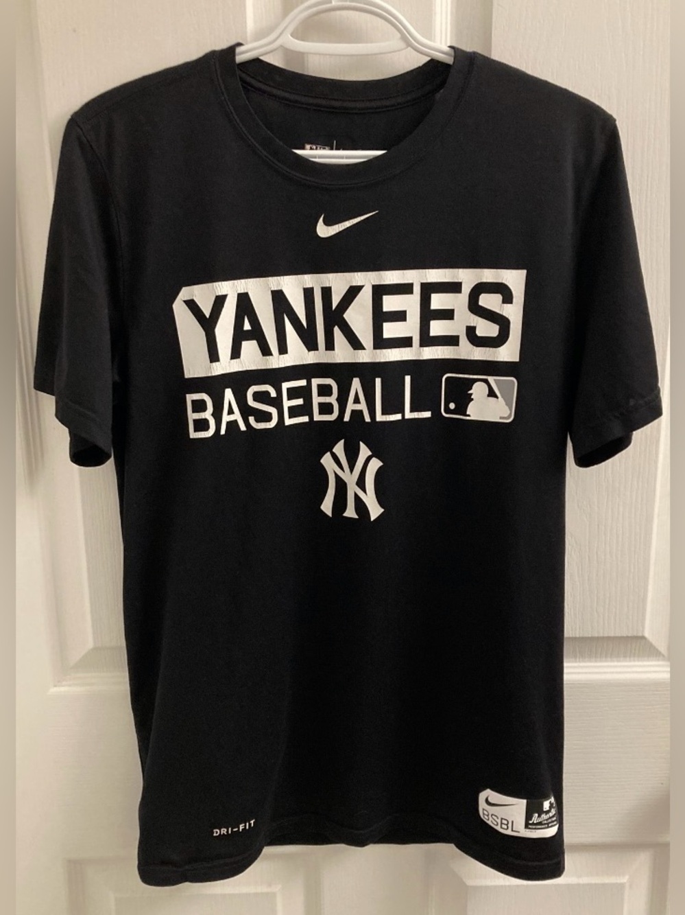 NIKE authentic Yankees baseball, mlb, dri fit, black and white t shirt, small